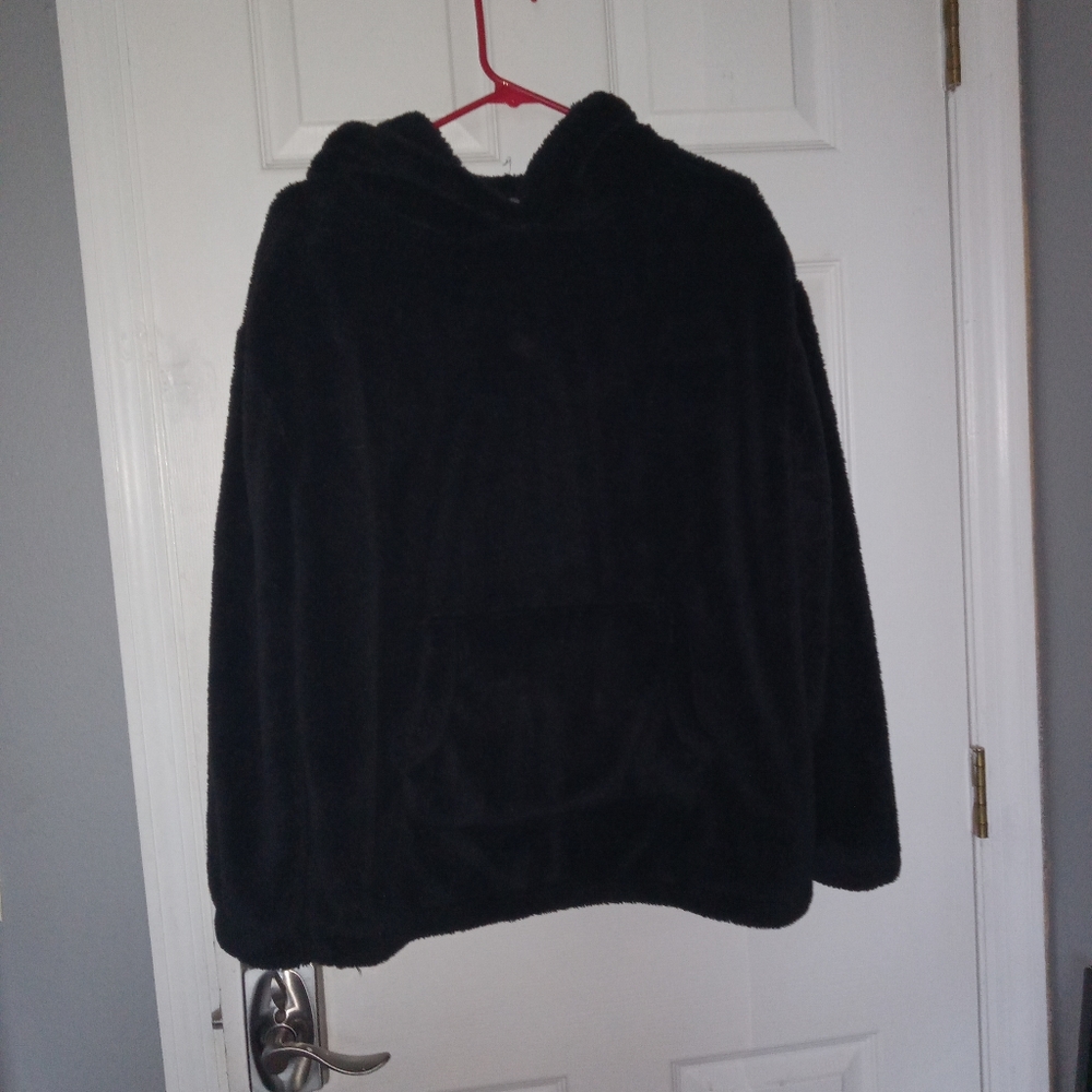 Soft fuzzy top By Aeropostle size medium hoodie with pocket pouch in front